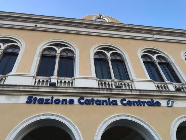 Binario 8 Catania Stazione Centrale Buitenkant foto