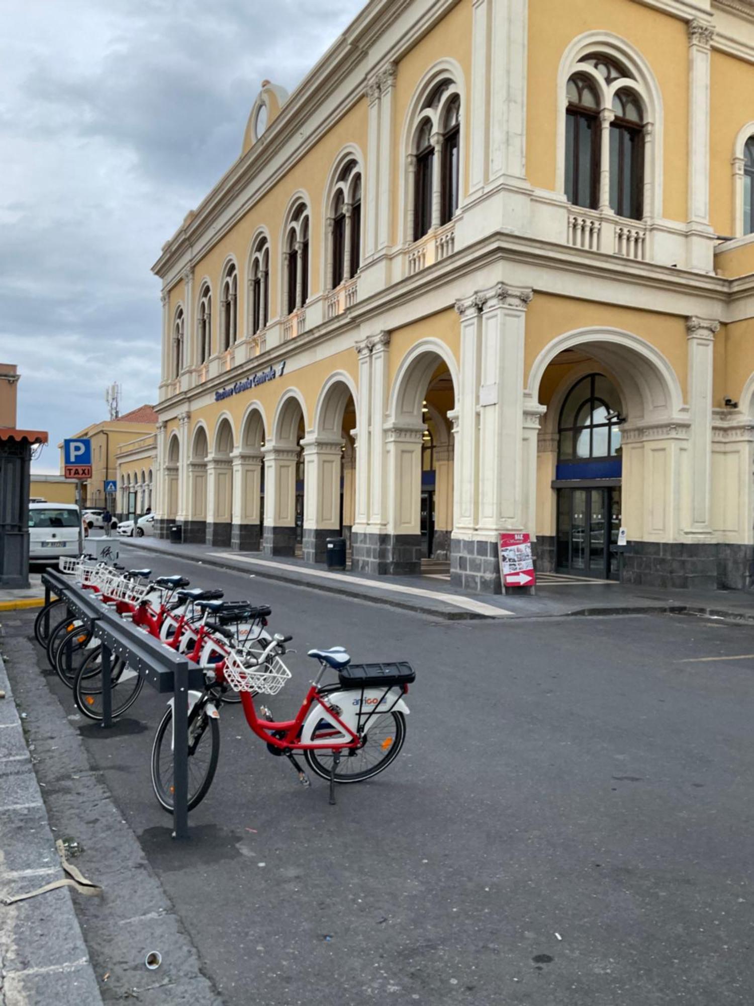 Binario 8 Catania Stazione Centrale Buitenkant foto